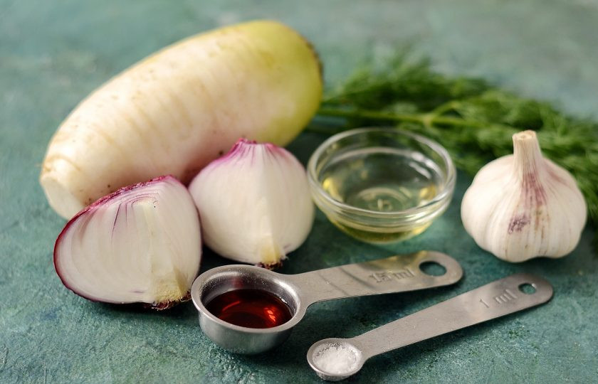 1. Этап. Салат из дайкона и лука: Подготовьте все ингредиенты.