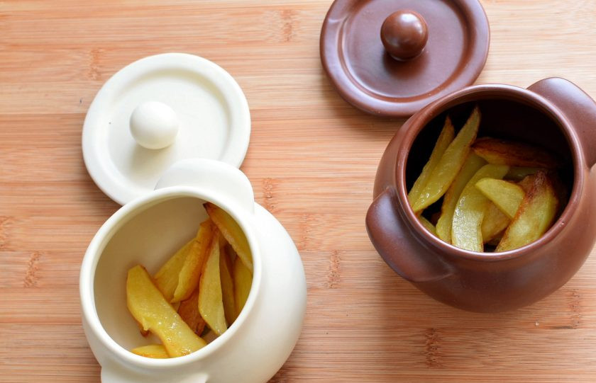 1. Этап. Жаркое с печенью индейки в горшочках: Выложите на дно горшочков по 2-3 горошины черного перца и по лавровому листочку. Выложите картофель.