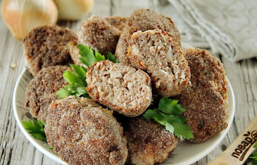 1. Этап. Котлета по-хлыновски: Обжарьте котлеты с двух сторон на среднем огне до румяной корочки сверху. Затем переложите на противень и доведите в нагретой до 180 градусов духовке до готовности, в течение 10-15 минут. Котлеты по-хлыновски готовы. Приятного аппетита!