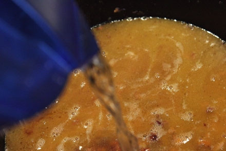 1. Этап. Карчерато: Теперь вливаем в кастрюлю с обжаренными ингредиентами приблизительно литр воды. Доводим до кипения, после чего при медленном кипении поварим еще примерно 25 минут.