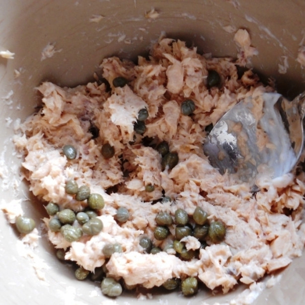 1. Этап. Салат из консервированной горбуши: Разминаем горбушу вилкой. У меня на фото еще добавлены каперсы, но их можно не добавлять.