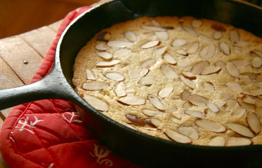 1. Этап. Шведский миндальный пирог: 5. Вылить тесто в подготовленную сковороду или форму. Разбросать нарезанный миндаль сверху и посыпать небольшим количеством сахара. Выпекать пирог в разогретой духовке в течение 25-30 минут, или до золотистого цвета и слегка хрустящей корочки сверху. Внутри пирог будет оставаться влажным. Достать сковороду из духовки и охладить пирог в течение 5 минут, затем запустить тонкий нож по краям и извлечь пирог на сервировочную тарелку.