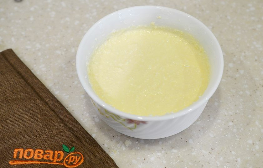 1. Этап. Песочный сливовый пирог: 4. Хорошо взбейте.