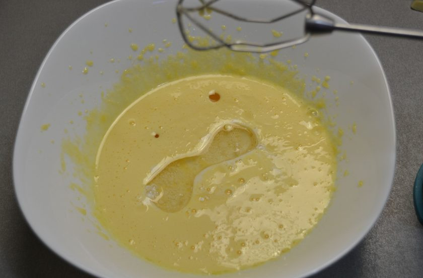 1. Этап. Мандариновый торт на Новый год: Влейте в желтковую массу смесь молока и растительного масла.