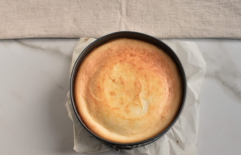 1. Этап. Торт из творога: Готовый торт остудите в форме, затем полностью охладите в холодильнике.