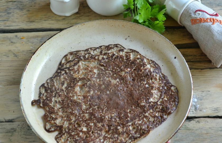 1. Этап. Печеночный торт: 5. Разогрейте сковороду с небольшим количеством масла. Для выпекания блинов для печеночного торта я использую блинницу. Половником налейте небольшое количество теста, выпекайте блин с обеих сторон по паре минут. Если тесто плохо растекается по сковороде, то добавьте немного молока, если же тесто наоборот слишком жидкое, а блин разваливается при переворачивании, то добавьте муки.
