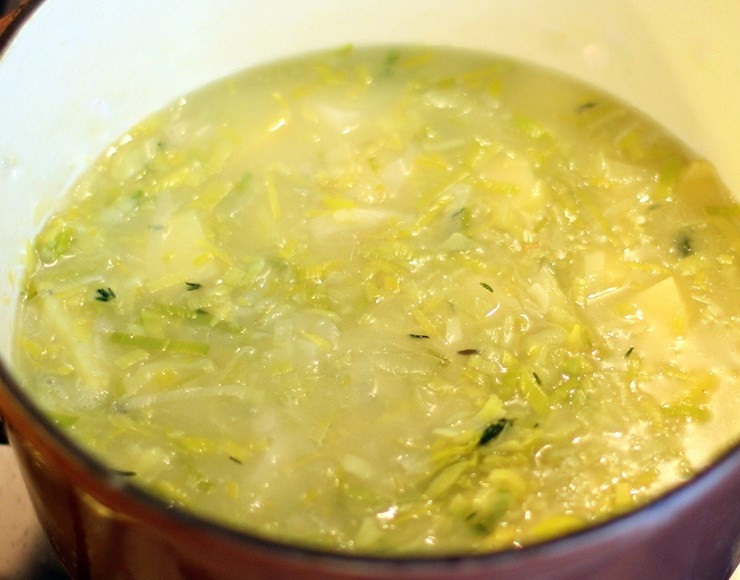 1. Этап. Суп из лука-порея: Затем заливаем все бульоном. Вытаскиваем веточки тимьяна. Солим, перчим и варим до полной готовности картошки.