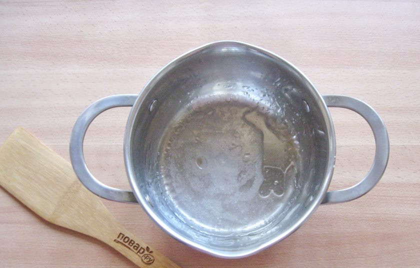 1. Этап. Капустный салат по-немецки: Налейте уксус и перемешайте. Поставьте на плиту, доведите маринад до кипения.