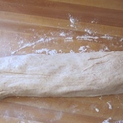 1. Этап. Пита: Когда тесто увеличится в объеме примерно вдвое, раскатываем из него толстую колбаску, которую разрезаем на 8 частей.