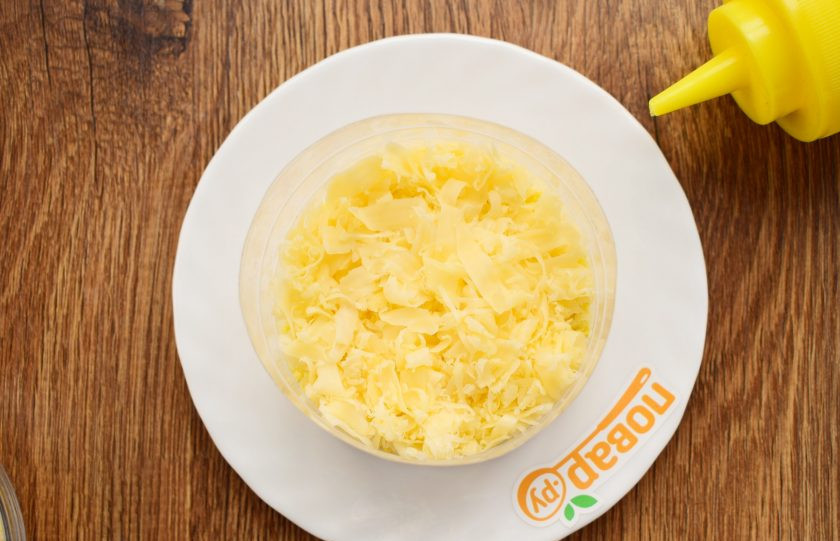 1. Этап. Салат Женская фантазия с курицей: половина сыра;