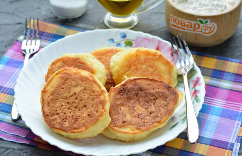 1. Этап. Оладьи с сыром на кефире: Оладьи с сыром в горячем виде подавайте к столу. Приятного аппетита!