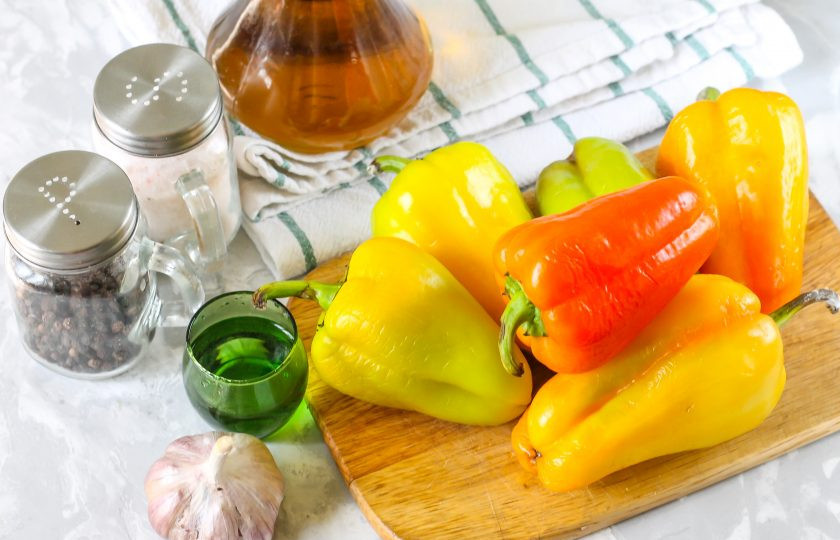 1. Этап. Перцы на зиму с медом: Подготовьте указанные ингредиенты.