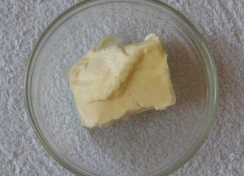 1. Этап. Тесто для трубочек: В глубокую тарелочку положите сливочный маргарин.