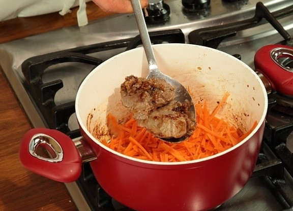 1. Этап. Афганский плов: На морковь выкладываем куски мяса.