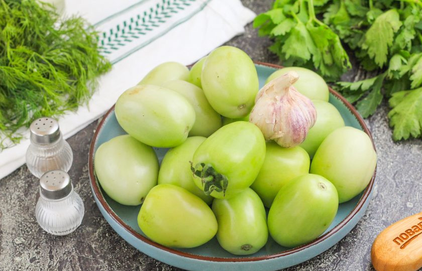 1. Этап. Как зеленые помидоры засолить на зиму в банках: Подготовьте указанные продукты. Промойте зеленые помидоры в воде.