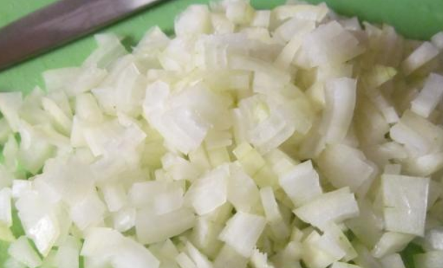 1. Этап. Куриный суп в скороварке-мультиварке: Мелко нарежьте лук.