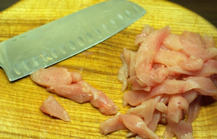 1. Этап. Куриные палочки в панировке: Курочку промываем, просушиваем и нарезаем соломкой.