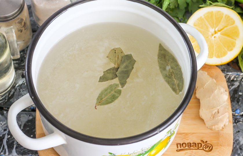 1. Этап. Борщ с имбирем: Картофель очистите от кожуры, промойте и нарежьте средними кубиками. Выложите нарезку в кастрюлю, залейте теплой водой, добавьте лавровые листья. Поместите емкость на плиту, доведите ее содержимое до кипения, удалите пену. Отварите картофель примерно 10 минут.