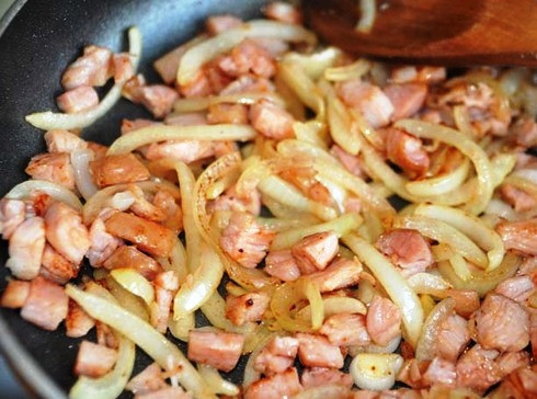 1. Этап. Салат в заварных булочках: И обжарьте их до румянца на сковороде.