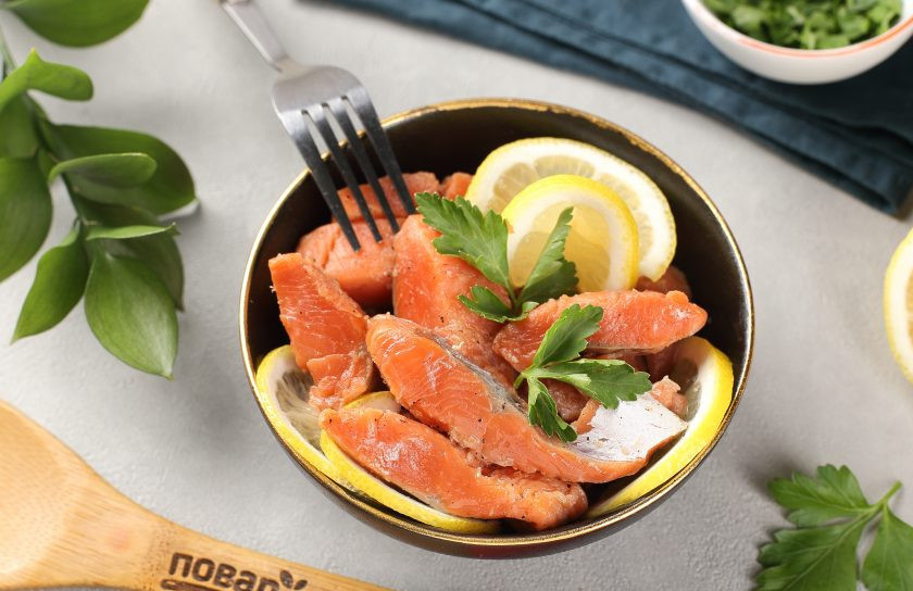 1. Этап. Посол мороженой красной рыбы: Готовую рыбу по желанию можно сбрызнуть растительным маслом и подать к столу с ломтиками лимона и зелени. Приятного аппетита!