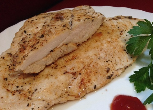 1. Этап. Куриные грудки отбивные: Мясо получается ароматным, сочным и диетическим, ведь жарили мы его без жира.