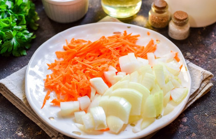 1. Этап. Кабачковая икра на зиму Пальчики оближешь: Лук и морковь очистите, вымойте и просушите. Натрите морковь на средней терке, луковицу нарежьте небольшими кубиками.