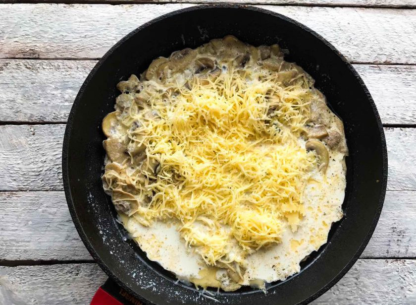 1. Этап. Булгур в сливочном соусе: Добавьте мелко тертый сыр и хорошо все перемешайте до того, пока сыр не расплавится.