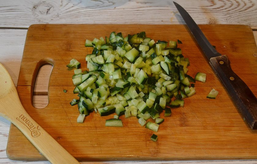1. Этап. Оливье со скумбрией: 3. Кубиком нарежьте свежий огурец.