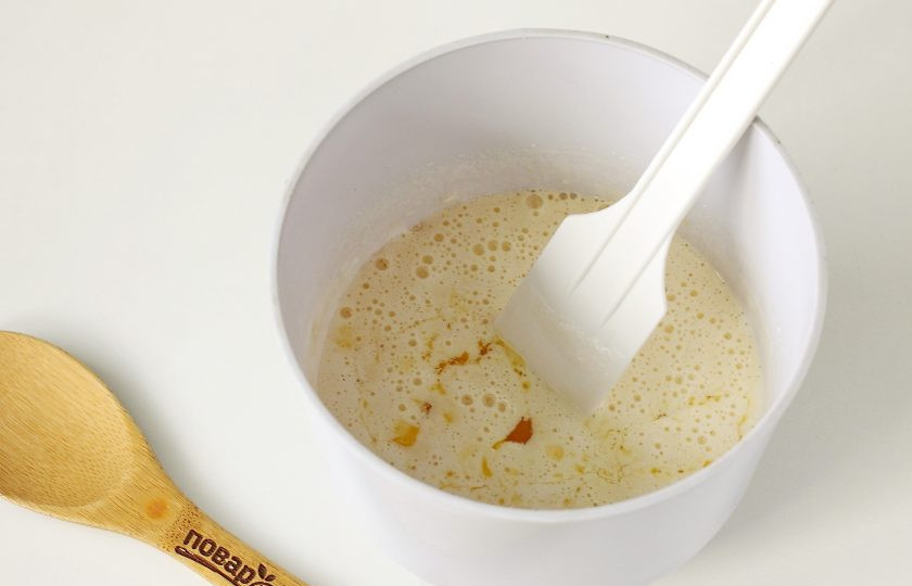 1. Этап. Бисквит с цукатами: Перемешайте тесто лопаткой и добавьте растопленное и охлажденное сливочное масло.