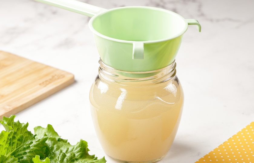 1. Этап. Рисовый уксус в домашних условиях: По прошествии 5 дней процедите в чистую стерильную банку, снова накройте марлей и избегая солнечных лучей оставьте на 20-30 дней.