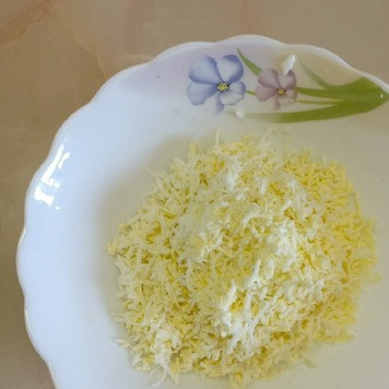 1. Этап. Салат с сардинами и свеклой: Свеклу и яйца очистить и натереть на мелкой терке. Свеклу я натирала сразу на салат, так мне было удобнее распределять ее.