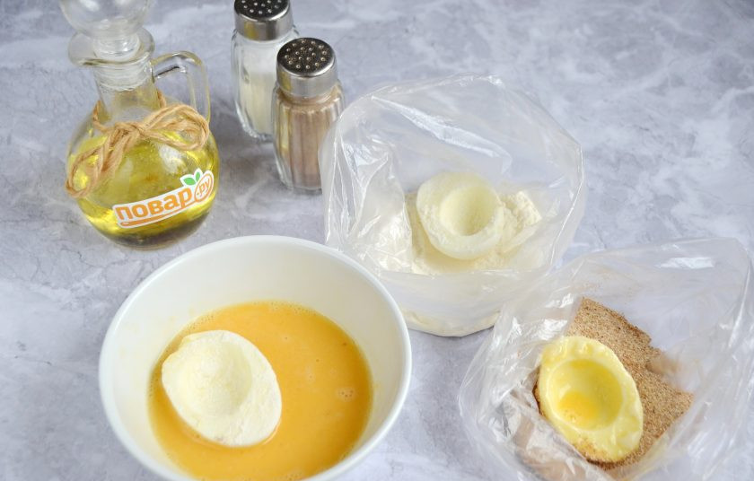 1. Этап. Обжаренные фаршированные яйца: 3. Яйца порежьте на половинки, извлеките желтки. Каждую половинку белка запанируйте сначала в муке, потом окуните в яйцо, затем в сухари.