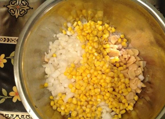 1. Этап. Салат из курицы и грибов: А теперь смешайте все нарезанные ингредиенты вместе с кукурузой.