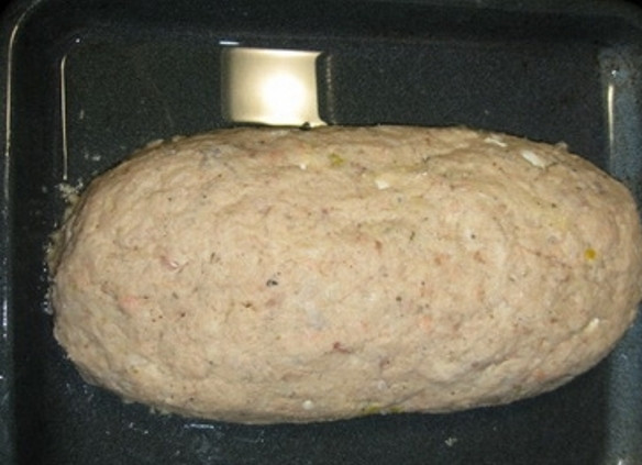 1. Этап. Рыбный рулет с яйцом: На начинку выкладываем слой оставшегося фарша. Придайте рулету форму батона и поставьте в духовку выпекаться до появления румяной корочки. Готовое блюдо слегка остудите.