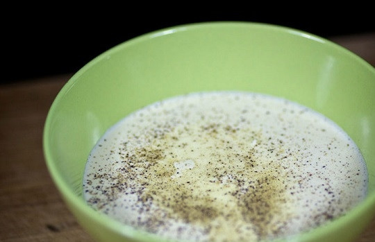 1. Этап. Салат с жареными креветками: 7. А также щепотку перца и (при желании) другие специи. Перемешайте все до однородности.