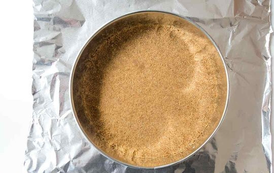 1. Этап. Классический чизкейк Нью-Йорк: 2. Форму нужно аккуратно обернуть 3 слоями фольги.