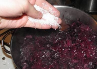 1. Этап. Тушеная красная капуста по-чешски: Добавляем соль и сахар.