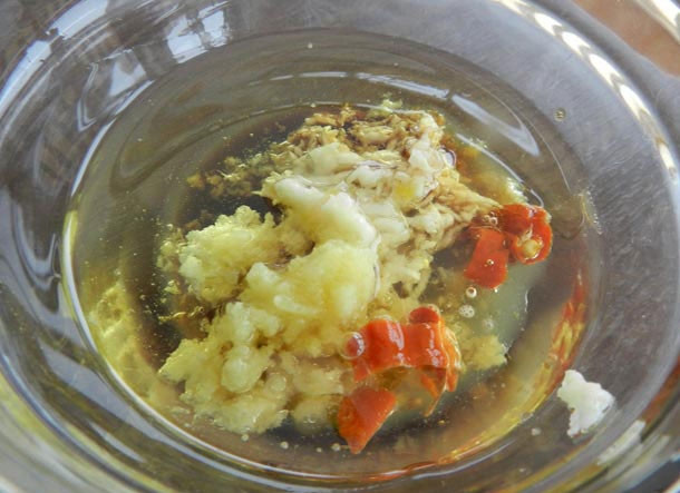 1. Этап. Филе красного окуня в духовке: Смешайте в миске имбирь, чеснок, перец, соевый соус, сок лимона и растительное масло. В этой смеси будем мариновать окуня.