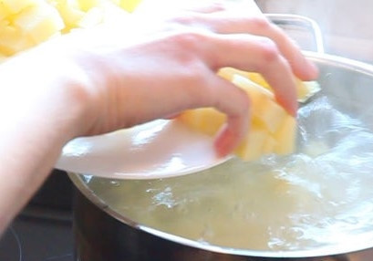 1. Этап. Сливочный суп со свининой: 1. Помойте овощи. Картошку, морковку и лук очистите. Нарежьте кубиками. В кипящую воду засыпьте нарезанный картофель. Накройте крышкой. Варите овощ до готовности.