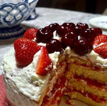 1. Этап. Торт  Клубничный Поцелуй: Пропитываться коржам времени не дал. Очень уж чай свежезаваренный дагомысский привлекал.