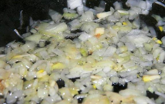 1. Этап. Паста с грибами в сметанном соусе: Измельченный лук обжарьте на растительном масле.