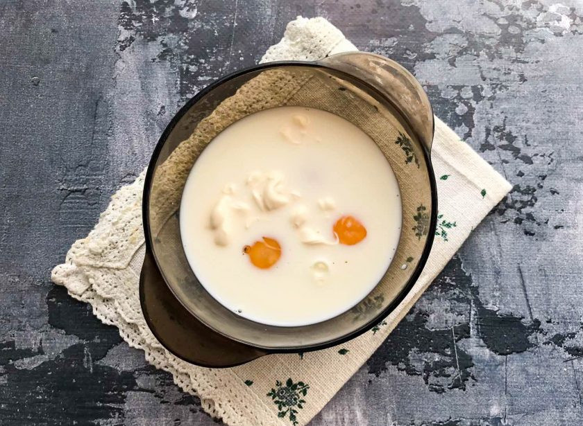 1. Этап. Запеканка из макарон в микроволновке: В отдельной емкости соедините молоко, яйца, майонез и хорошо взбейте.