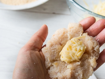 1. Этап. Котлеты из трески с сыром: 3. Разделите фарш на 12 частей. Затем положите на руку и распластайте его, превращая в блинчик. На середину положите тертый сыр. Сформируйте котлету так, чтобы сыр остался по центру – внутри.