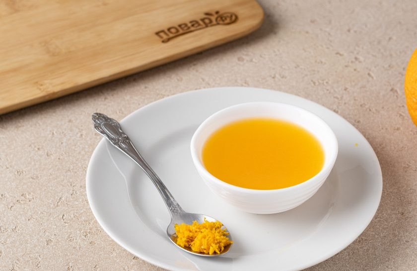 1. Этап. Апельсиновая салатная заправка с орегано: Апельсин тщательно помойте и натрите на мелкой терке цедру. Для рецепта потребуется 1/2 ч.л. апельсиновой цедры. Из самого апельсина выжмите сок. Его необходимо около 50 мл.