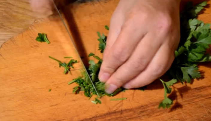 1. Этап. Самая вкусная баклажанная икра Сырая: 6. Пучок петрушки моем и вытираем, затем измельчаем (можно использовать любую другую зелень). Добавляем петрушку к луку и томатам.