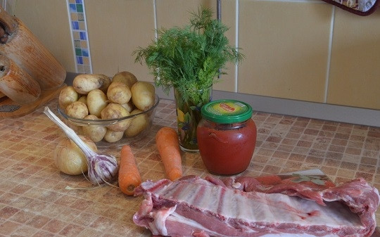 1. Этап. Свиные ребрышки с картошкой в казане: 1. Вот такой аппетитный набор ингредиентов вам нужно приготовить перед началом процесса.