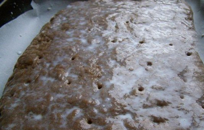 1. Этап. Коврижка 80-х годов: Переложите тесто на противень, проколите его зубочисткой, и смажьте верх молоком. Выпекайте коврижку 50 минут в заранее разогретой духовке до 180 градусов. Готовность коврижки проверяйте деревянной палочкой.