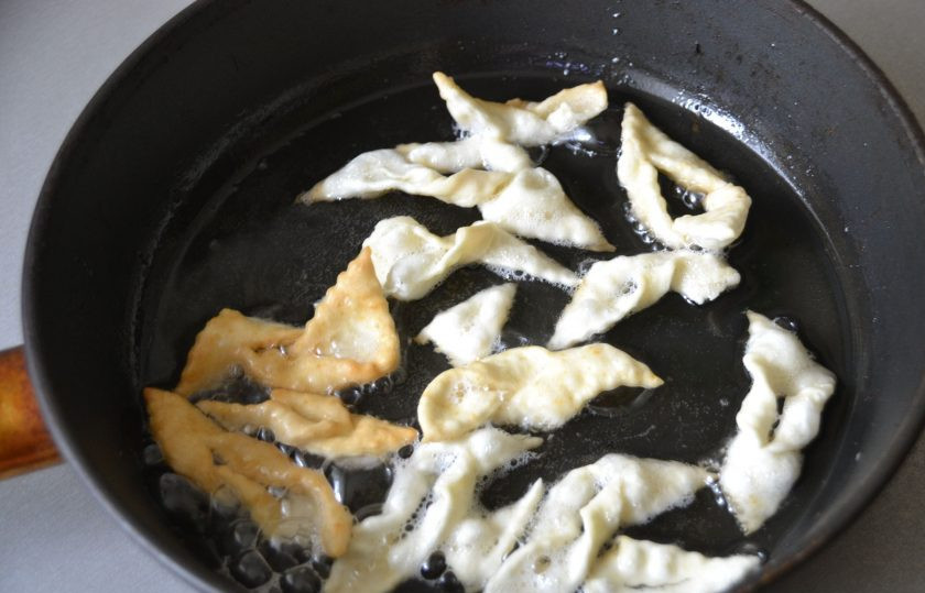 1. Этап. Кош теле татарча: В глубокую сковороду или сотейник влейте растительное масло, хорошо нагрейте и обжаривайте во фритюре заготовки из теста. Жарьте с обеих сторон до золотистого цвета.