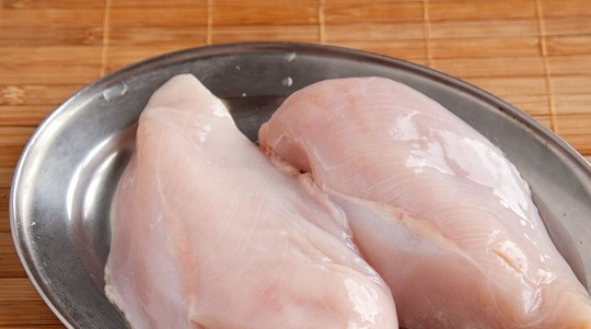 1. Этап. Куриная грудка в духовке диетическая: Куриную грудку вымойте под проточной водой, обсушите ее бумажными полотенцами. Зачистите филе от пленок. Вам понадобится одна половинка.