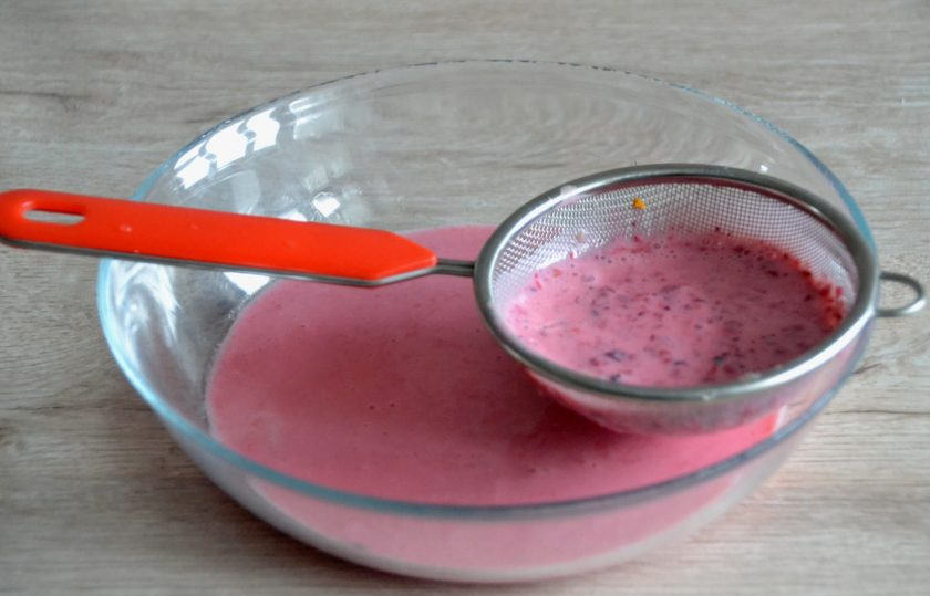 1. Этап. Десерт Неженка: Процедите ягодную смесь через ситечко.